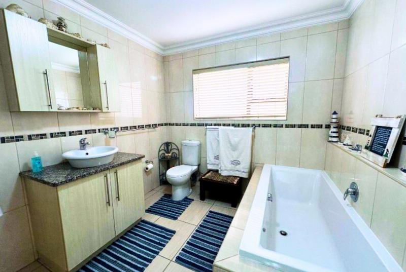 4 Bedroom Property for Sale in Monte Christo Western Cape